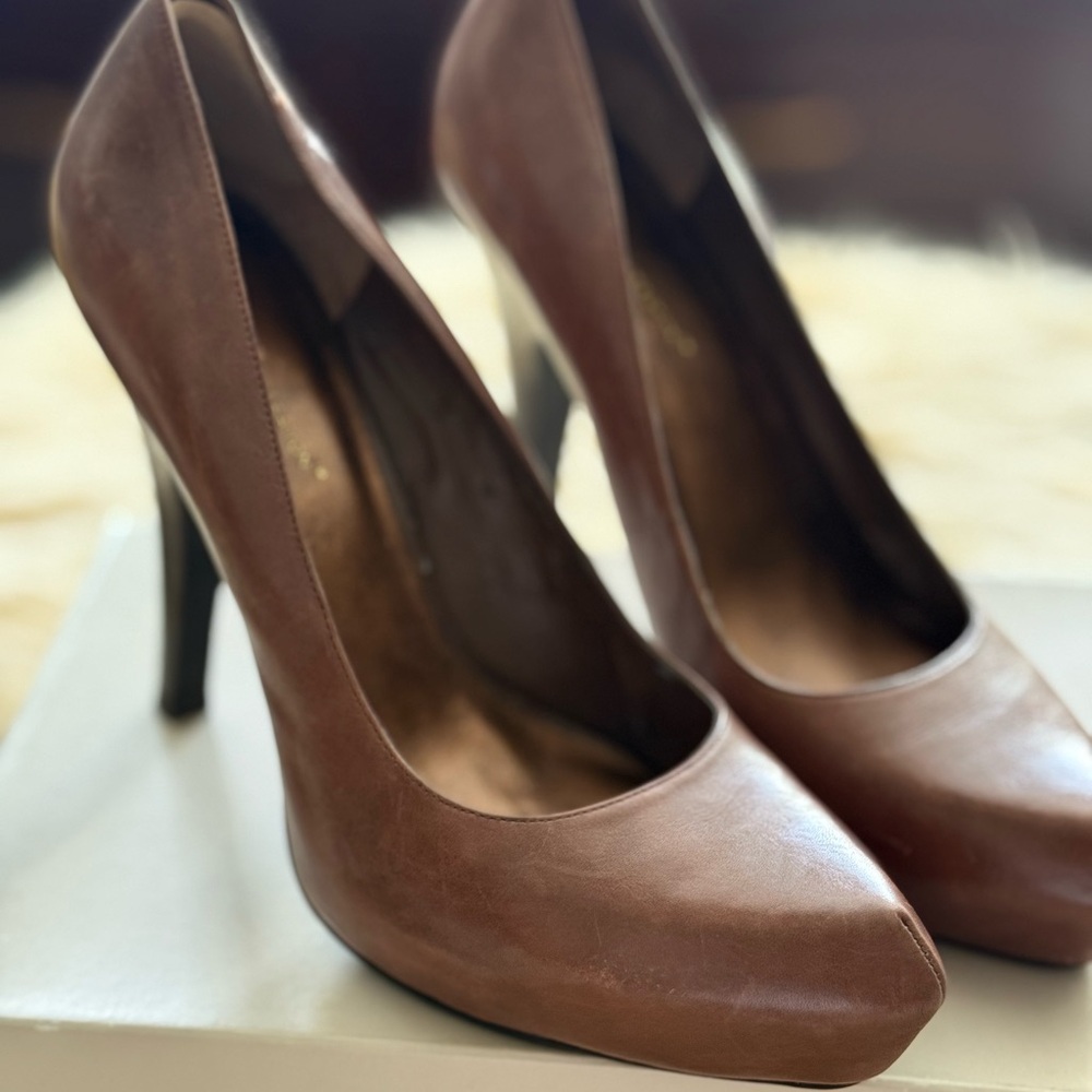 BCBG COCO brown pump, lightly worn.